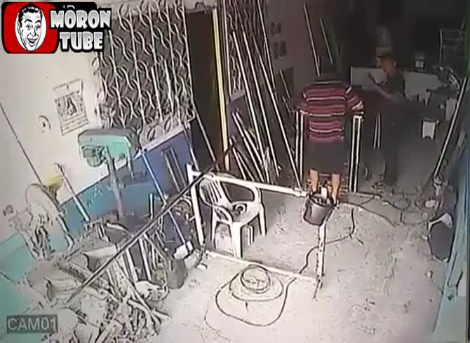 Video :In Brazil, a guy is shot and killed at work